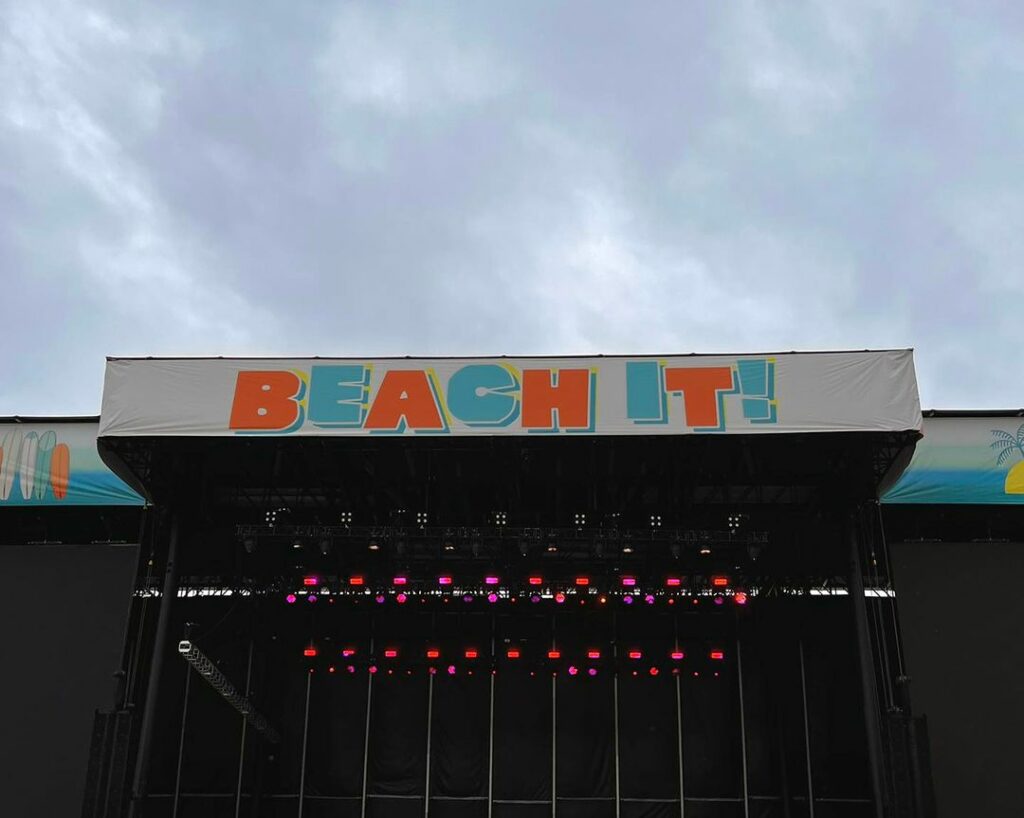 Beach it sign Main Stage